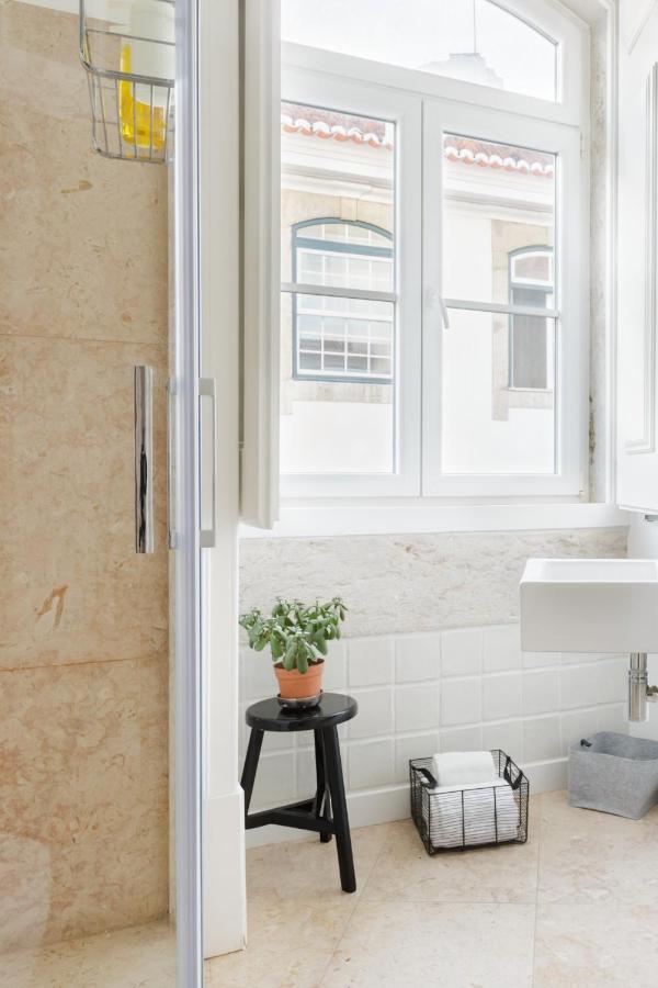 Update Urban Chic Flat In 19Th Century Building 2 Bedrooms & 2 Bathrooms & Ac Central Alfama District Lisboa Extérieur photo