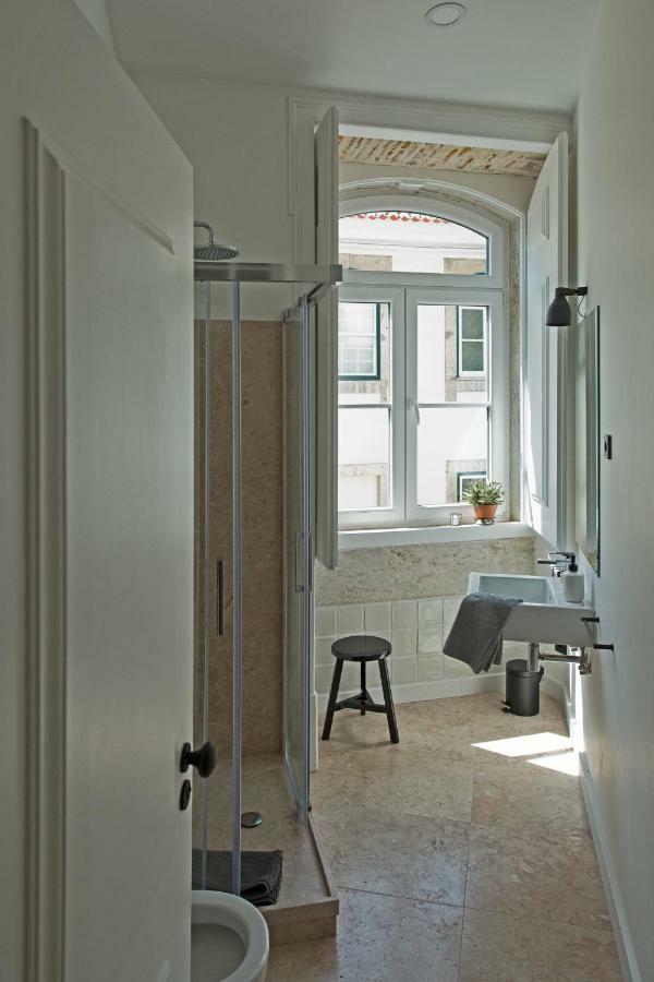 Update Urban Chic Flat In 19Th Century Building 2 Bedrooms & 2 Bathrooms & Ac Central Alfama District Lisboa Extérieur photo
